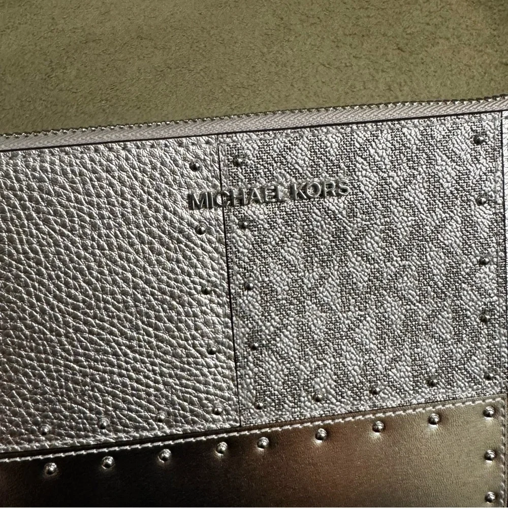 NWT Michael Kors Jet Set Travel Large Studded Metallic Silver Patchwork Wristlet